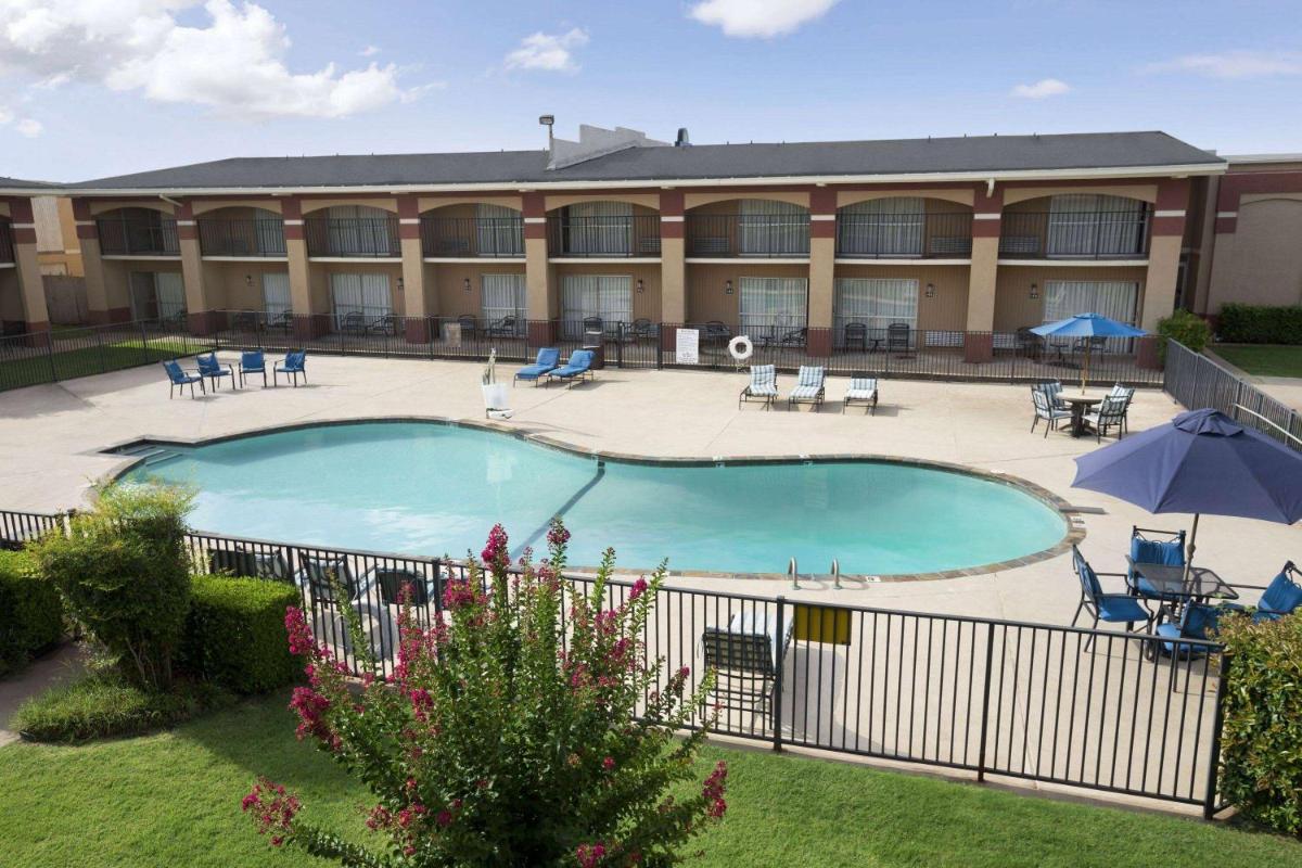 Howard Johnson by Wyndham Oklahoma City OKC Airport, Fairgrounds, I40 - Housity