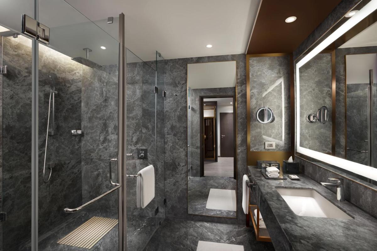 a bathroom with two sinks and a shower at Hyatt Regency Jaipur Mansarovar in Jaipur a bathroom with two sinks and a shower at Hyatt Regency Jaipur Mansarovar in Jaipur