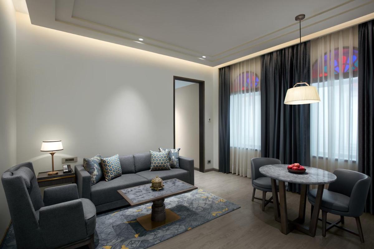 a living room with a couch and a table at Hyatt Regency Jaipur Mansarovar in Jaipur a living room with a couch and a table at Hyatt Regency Jaipur Mansarovar in Jaipur