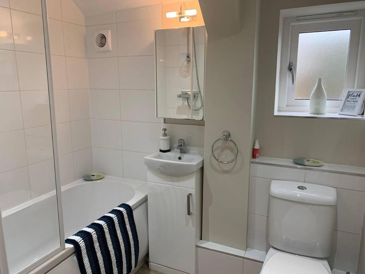Modern 2-Bed House and Parking Tibshelf Derbyshire - Housity