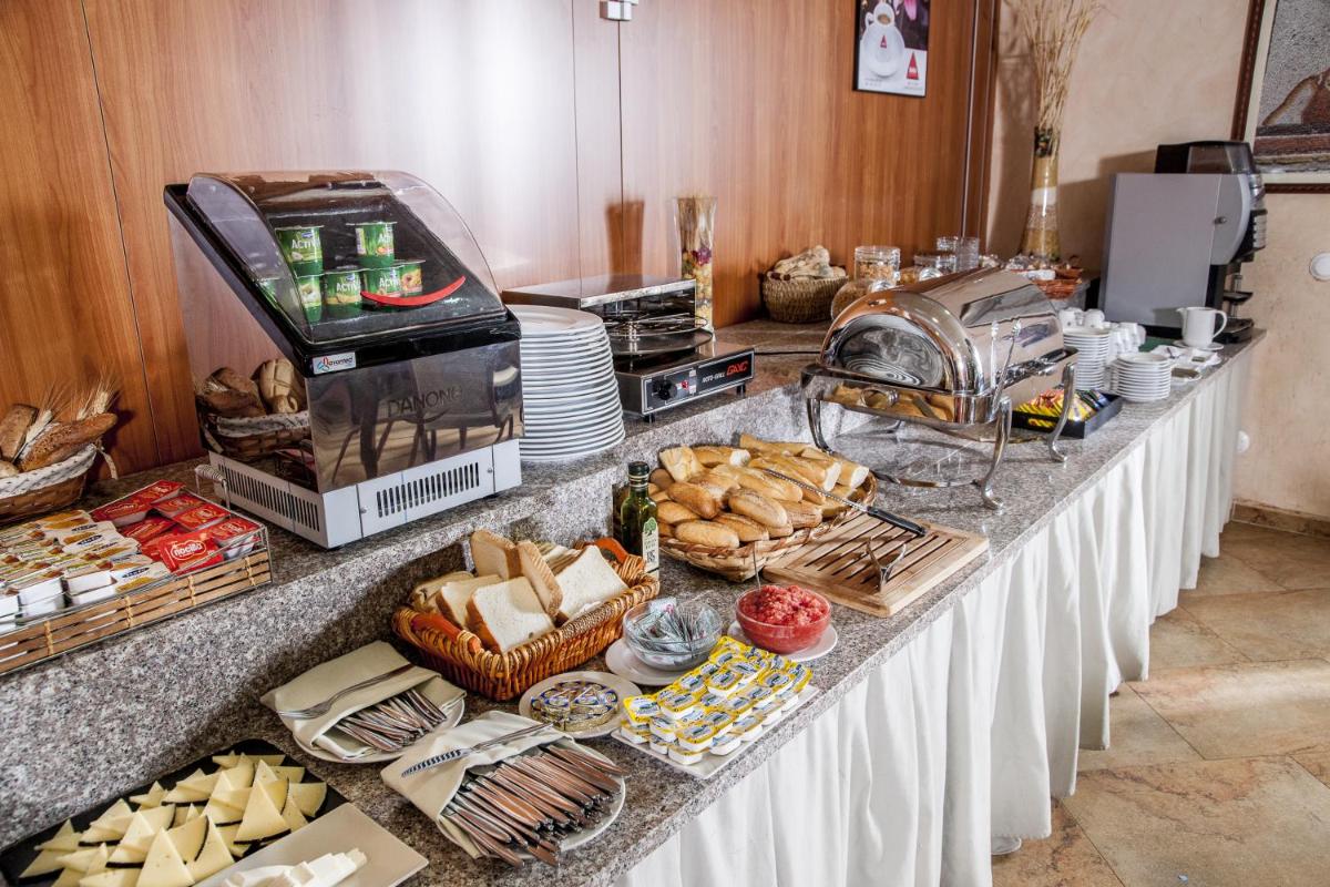 Comida en o cerca de este hotel