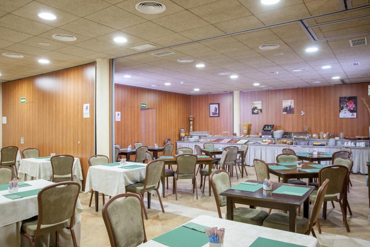 Un restaurante o sitio para comer en Hotel Comendador