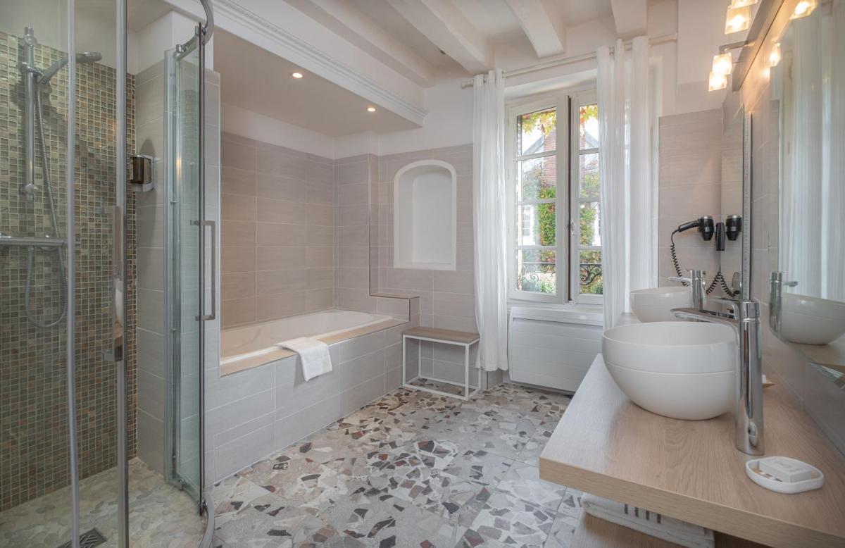 Salle de bains dans l'établissement Auberge du Bon Laboureur Chenonceaux