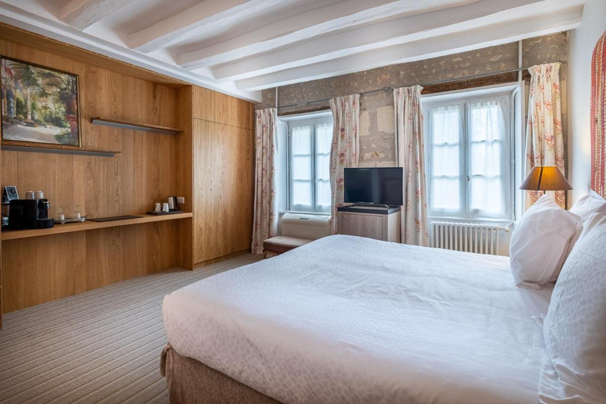 Télévision ou salle de divertissement dans l'établissement Auberge du Bon Laboureur Chenonceaux