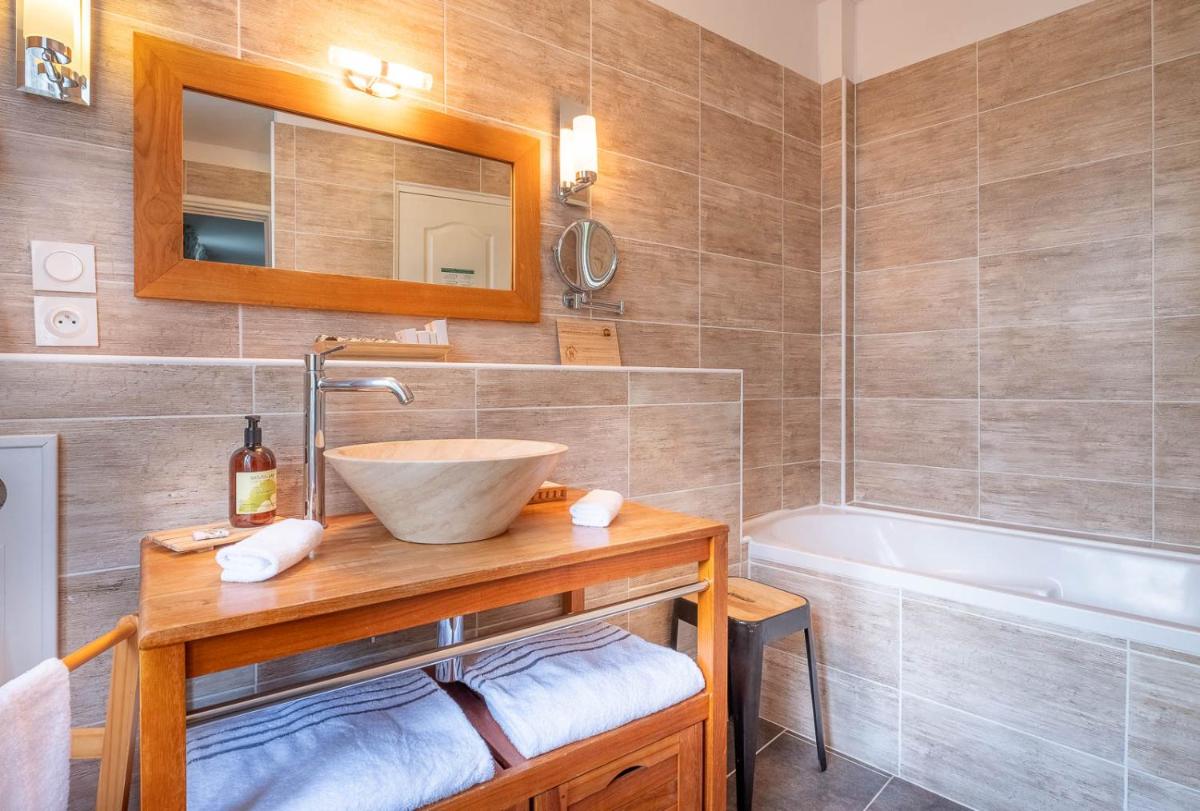 Salle de bains dans l'établissement Auberge du Bon Laboureur Chenonceaux