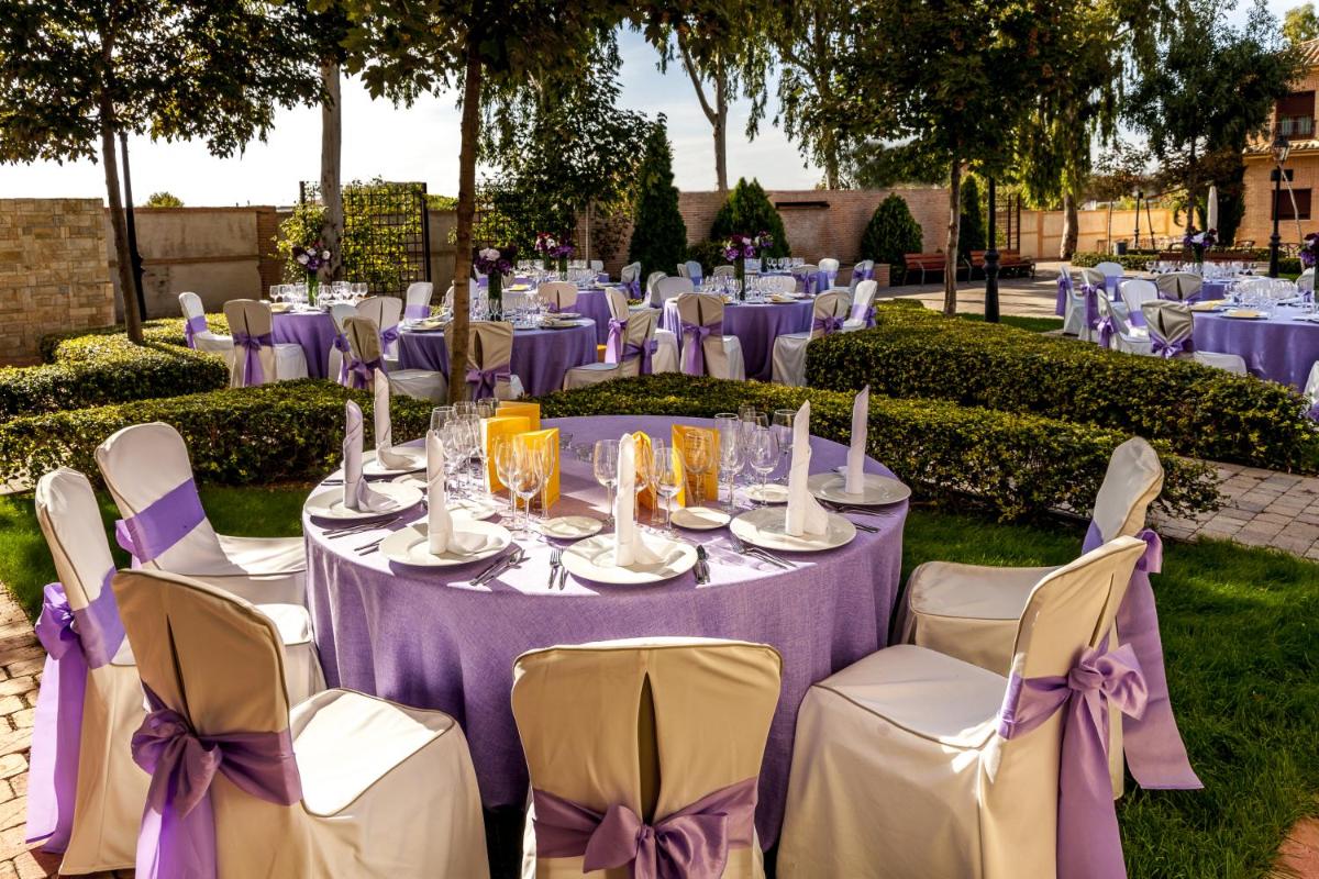 Jardín al aire libre en Hotel Comendador