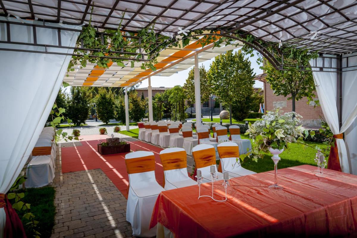 Jardín al aire libre en Hotel Comendador