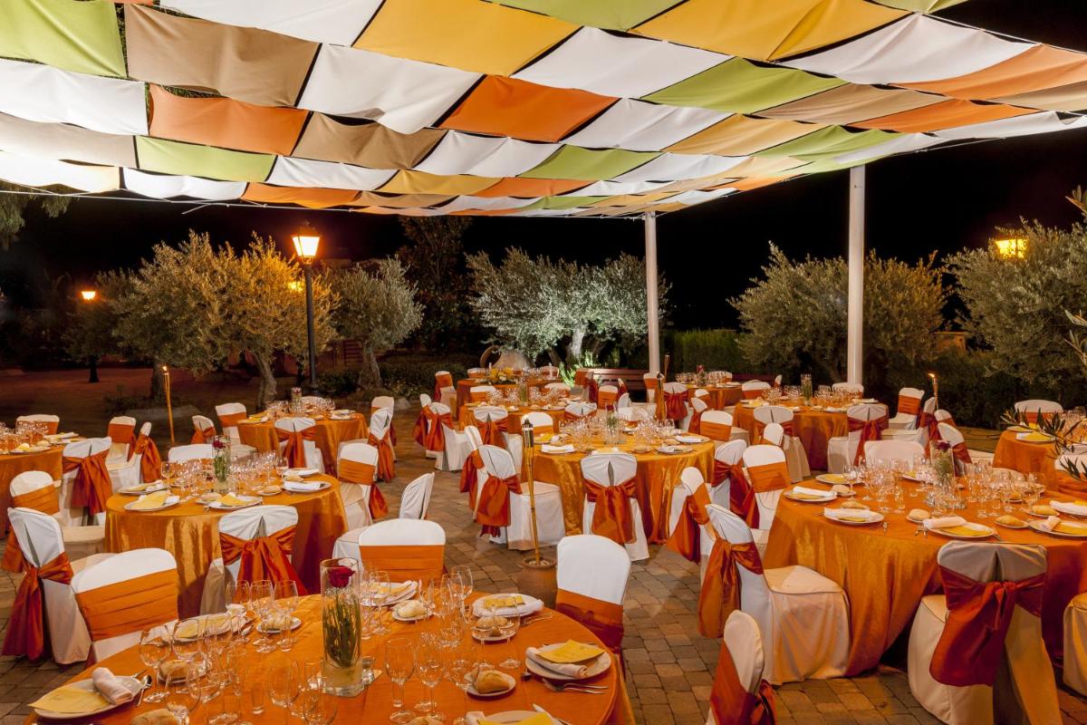 Un restaurante o sitio para comer en Hotel Comendador