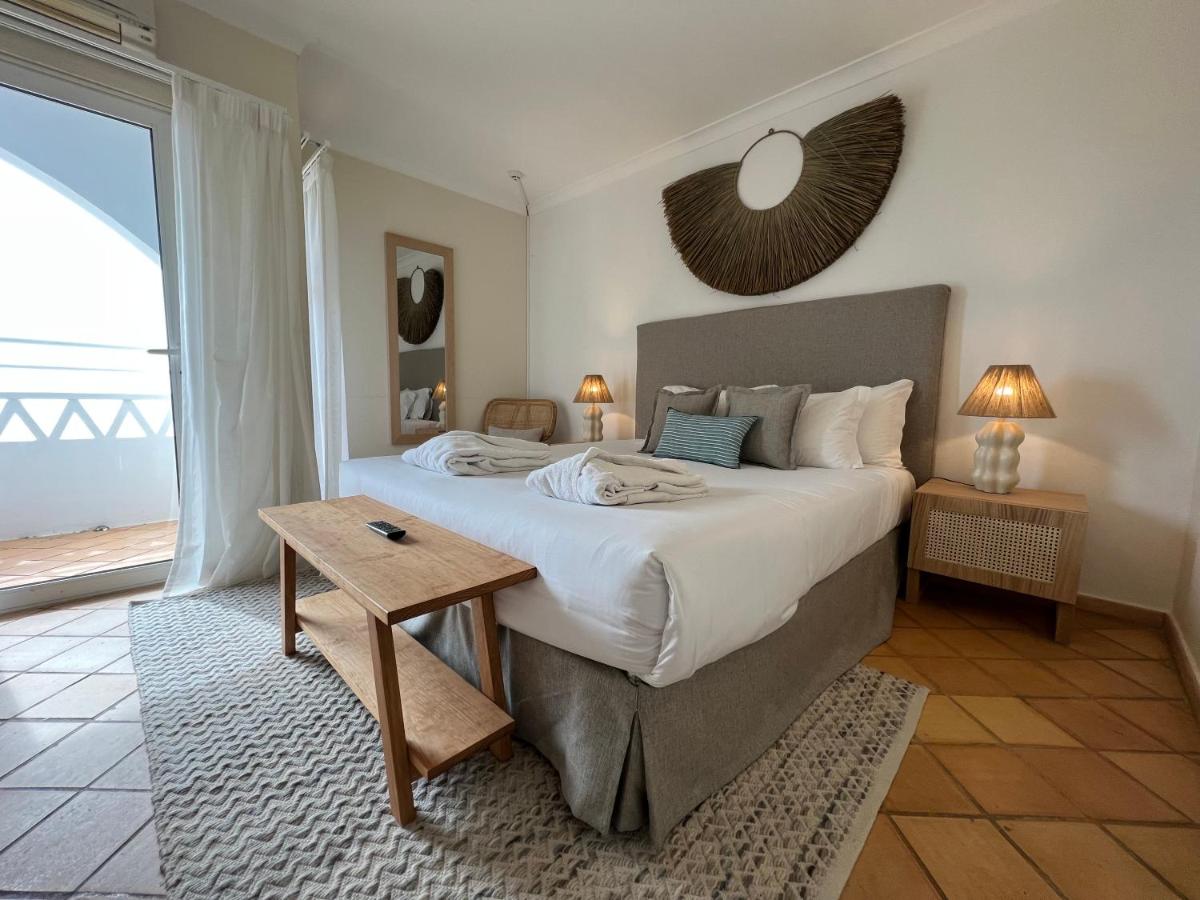 um quarto com uma cama grande e uma mesa em Pestana Palm Gardens em Carvoeiro mais 59 fotografias