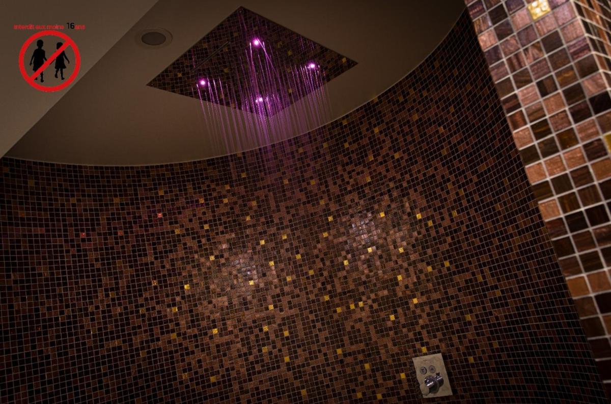 Salle de bains dans l'établissement Europe Haguenau – Hotel & Spa