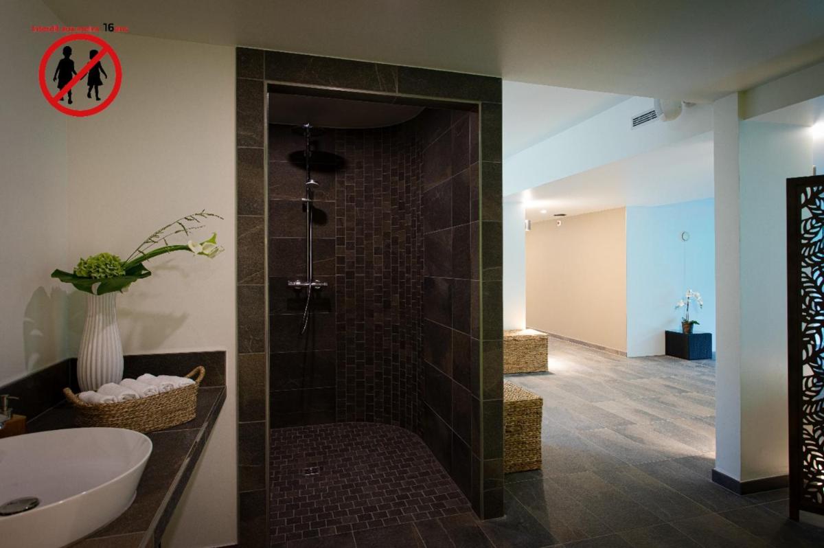Salle de bains dans l'établissement Europe Haguenau – Hotel & Spa