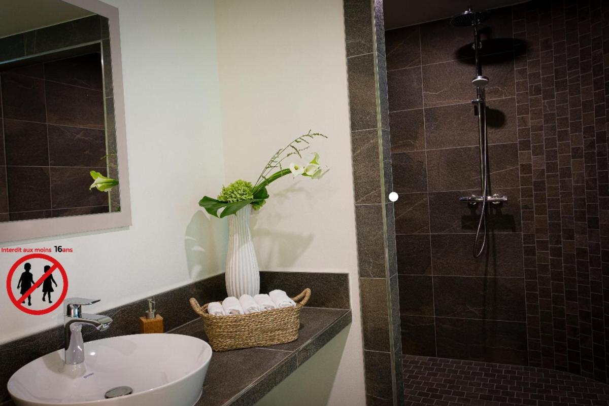 Salle de bains dans l'établissement Europe Haguenau – Hotel & Spa