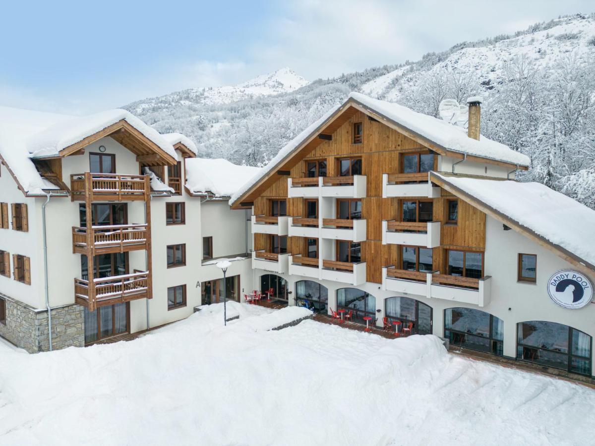 un hôtel dans la neige avec des bâtiments recouverts de neige dans l'établissement Hôtel Le Cristal Lodge - TERRESENS, à Saint-Chaffrey