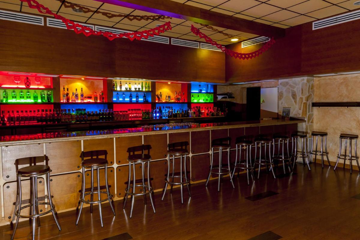 El salón o zona de bar de Hotel Comendador
