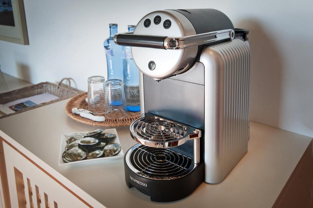 Utensilios para hacer té y café en Mas Falgarona Hotel Boutique & SPA