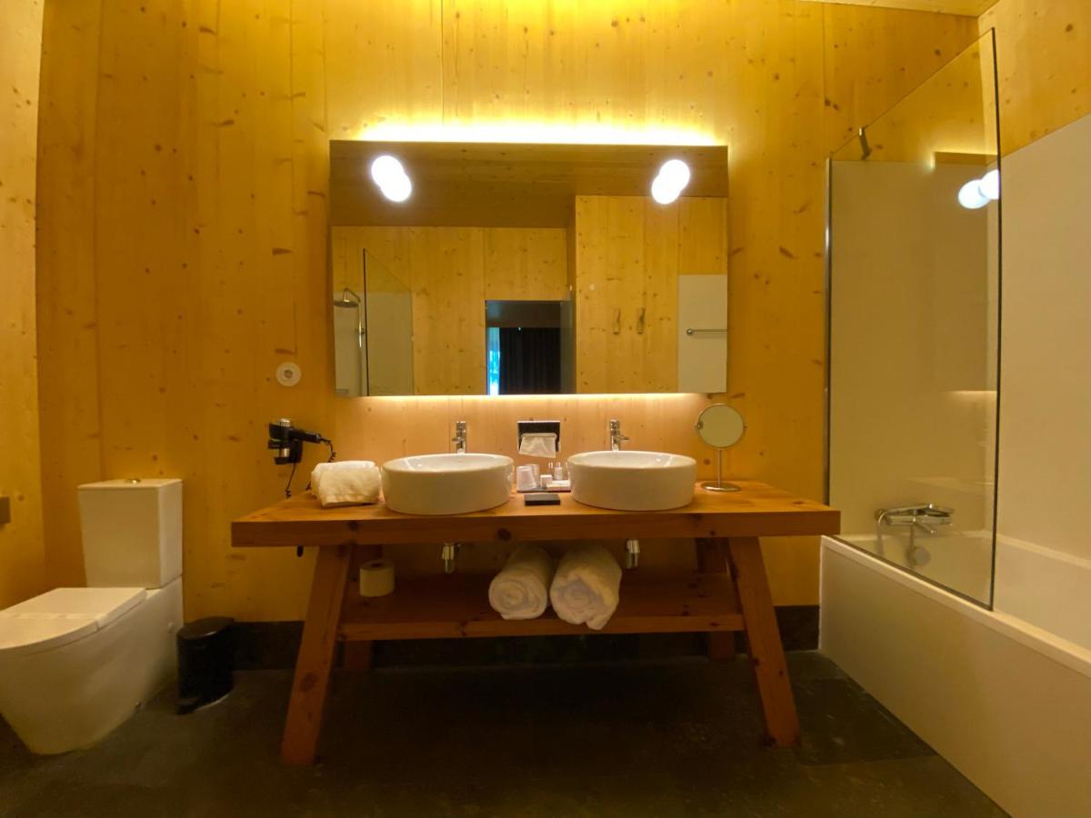 Uma casa de banho em FeelViana Sport Hotel