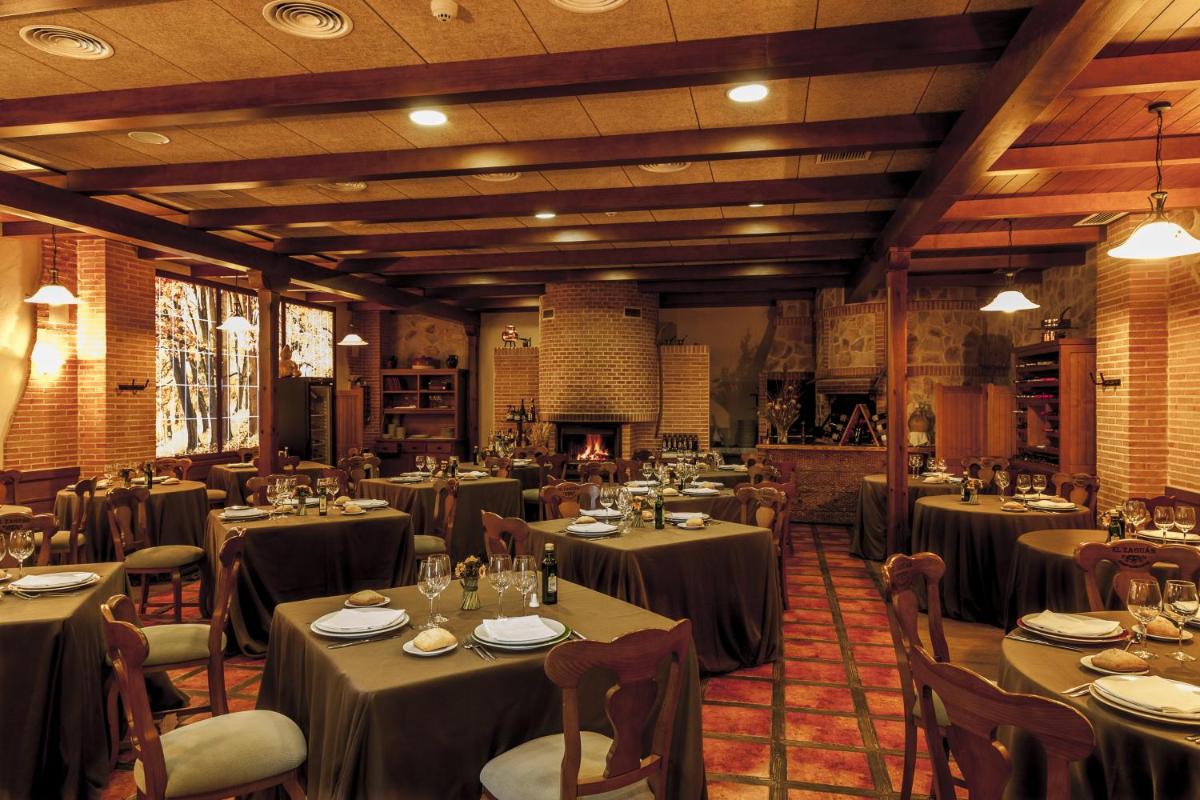 Un restaurante o sitio para comer en Hotel Comendador