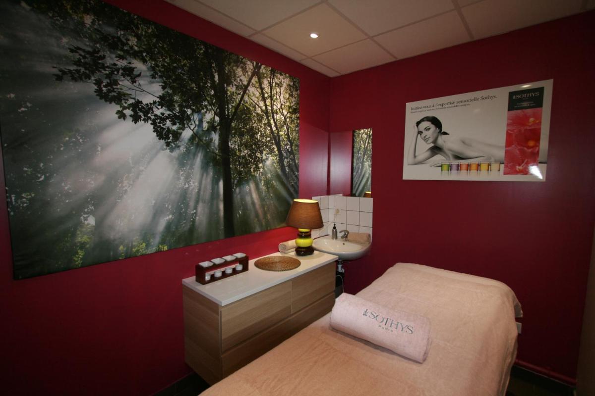 - une chambre rouge avec un lit et un lavabo dans l'établissement Vacancéole - Le Domaine des Monédières, à Meyrignac-lʼÉglise