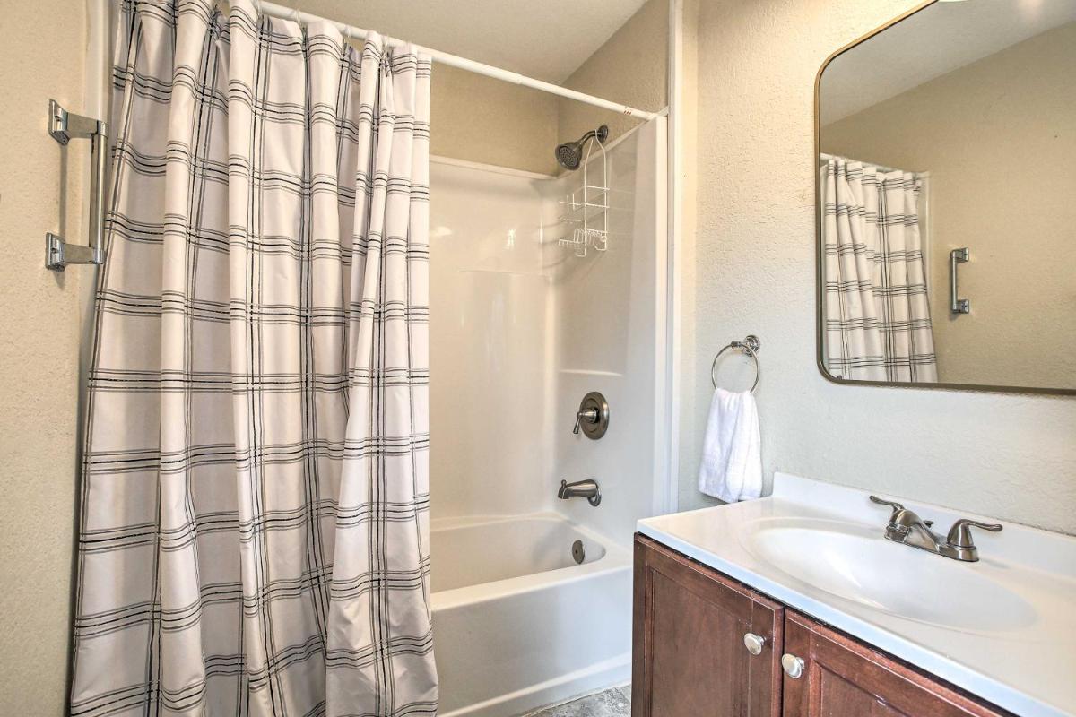 San Leon Vacation Villa with Garden Near Beach - Housity