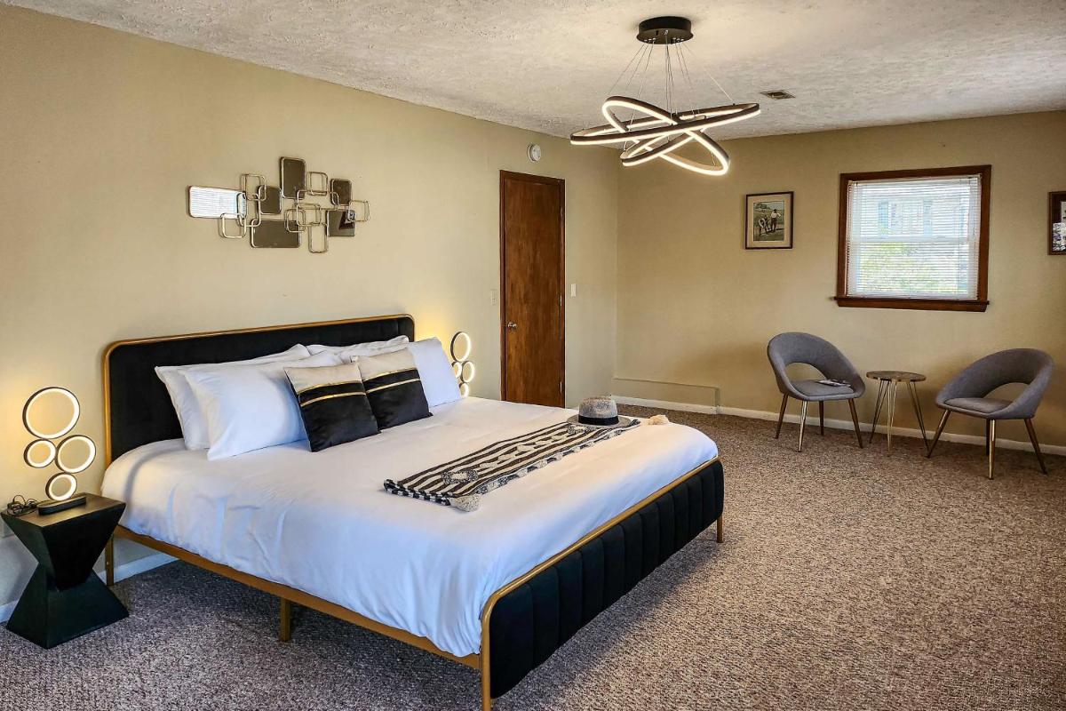 Welcoming Rumbling Bald Resort House with Mtn Views! - Housity