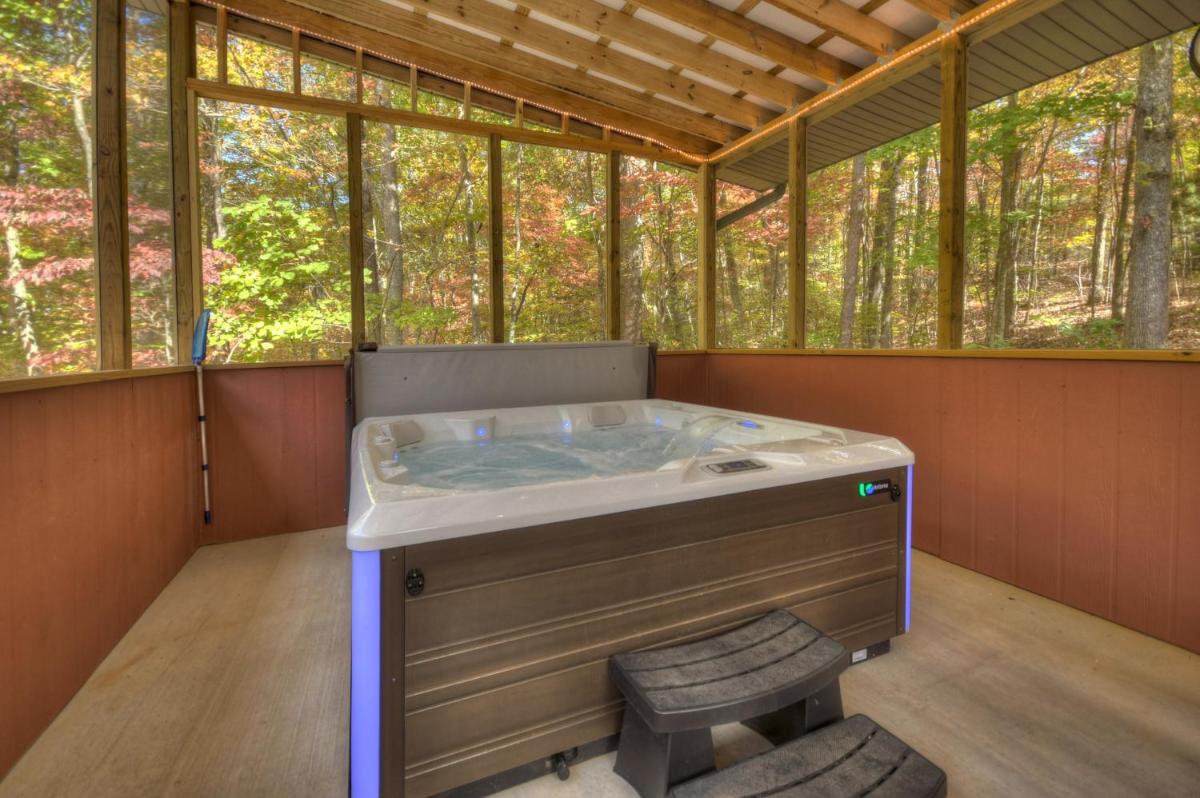 New - Campbells Cozy Cabin With Fire Pit - Housity