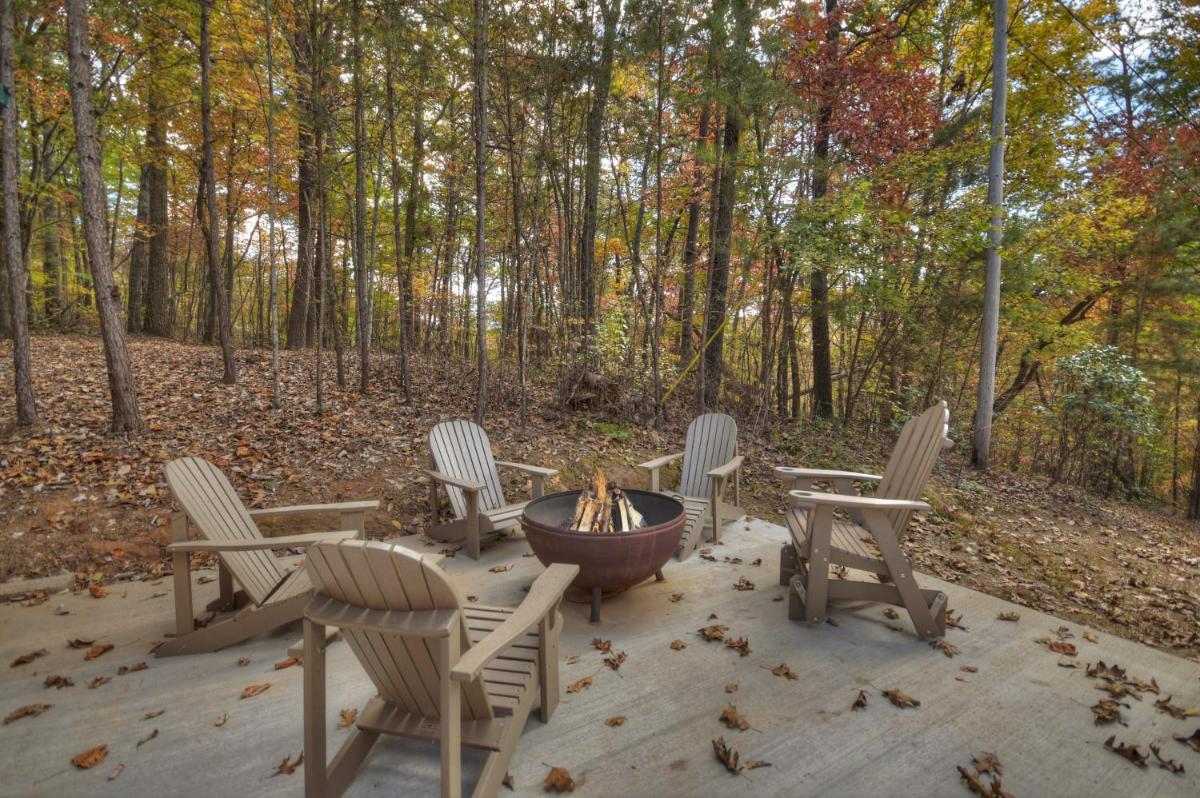 New - Campbells Cozy Cabin With Fire Pit - Housity
