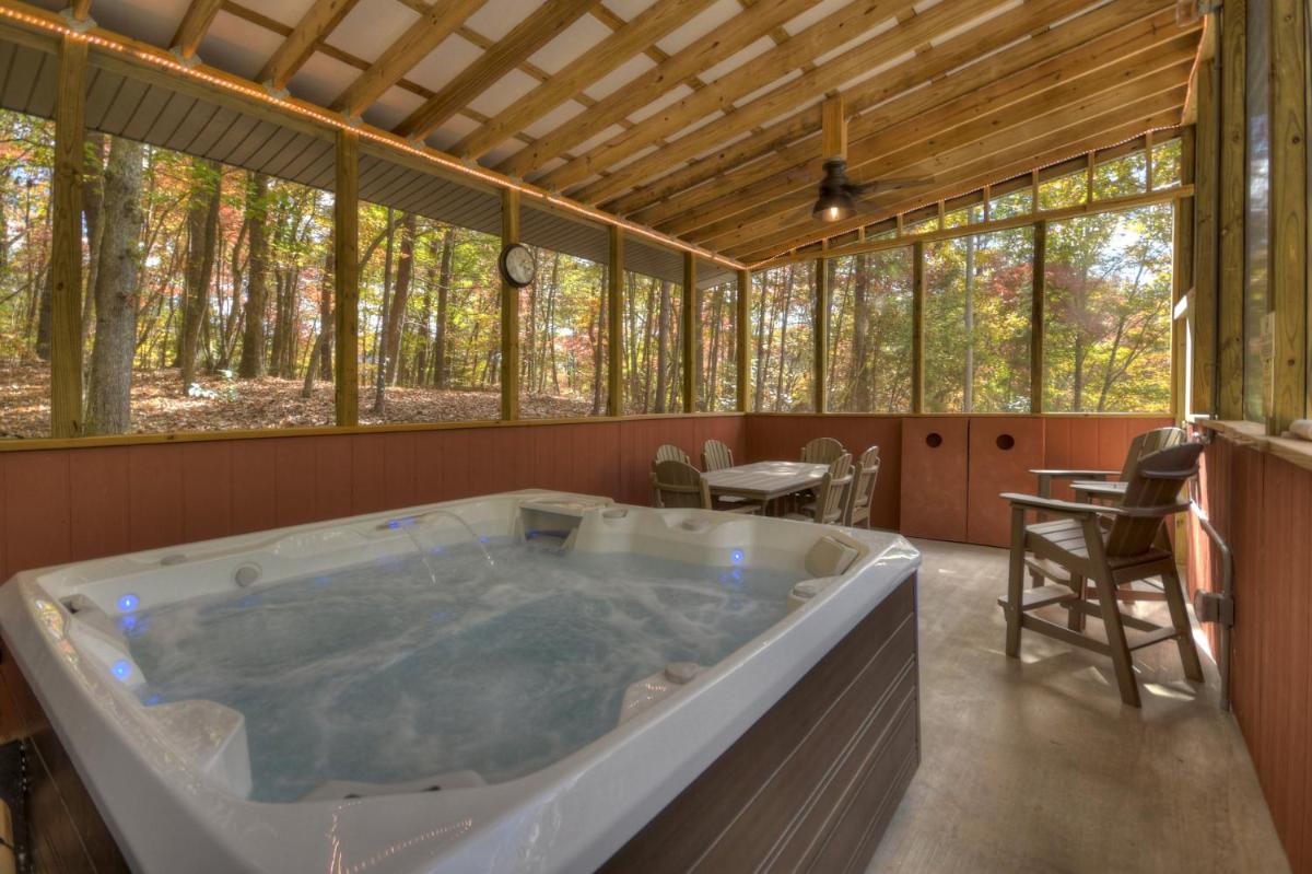 New - Campbells Cozy Cabin With Fire Pit - Housity