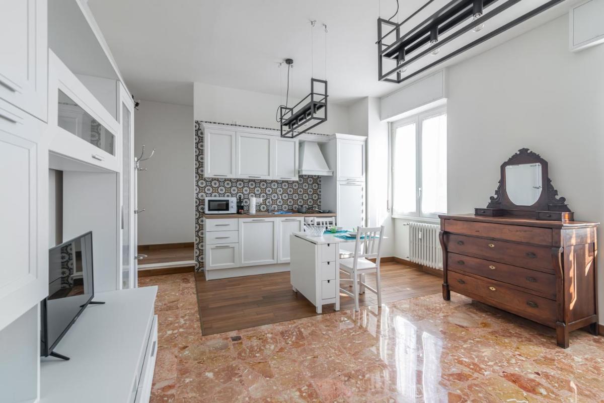 CITY CENTER - LUIGI&CAROLINA APARTMENTS - by Host4U - Housity