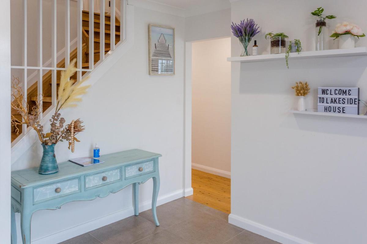 Cheerful Lakeside House-Minutes away from anywhere - Housity