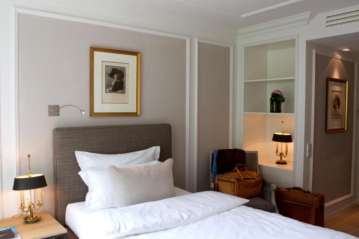 Ein Bett oder Betten in einem Zimmer der Unterkunft Hotel München Palace Ein Bett oder Betten in einem Zimmer der Unterkunft Hotel München Palace