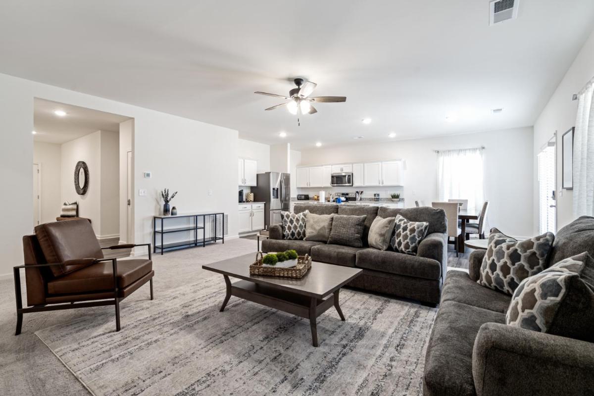 NEW Comfy 4BR Home Near Hamilton Crossing Park - Housity