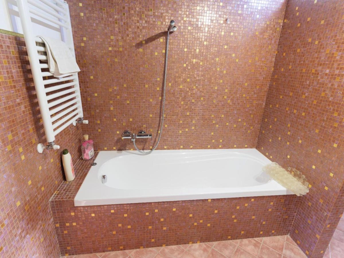 Casa privata immersa nel verde con giardino e piscina, ad Assisi - Housity