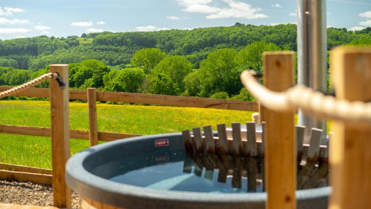 Huggeley Hall - Astounding, Chic, Valley Experience with Hot Tub - Housity