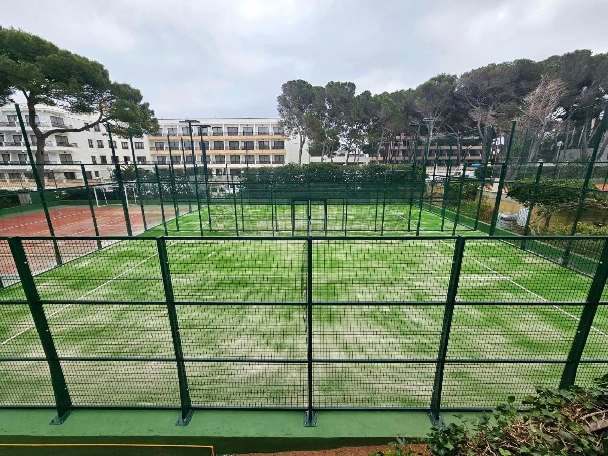 Instalaciones para jugar a tenis o squash en Hotel & Spa S'Entrador Playa o alrededores