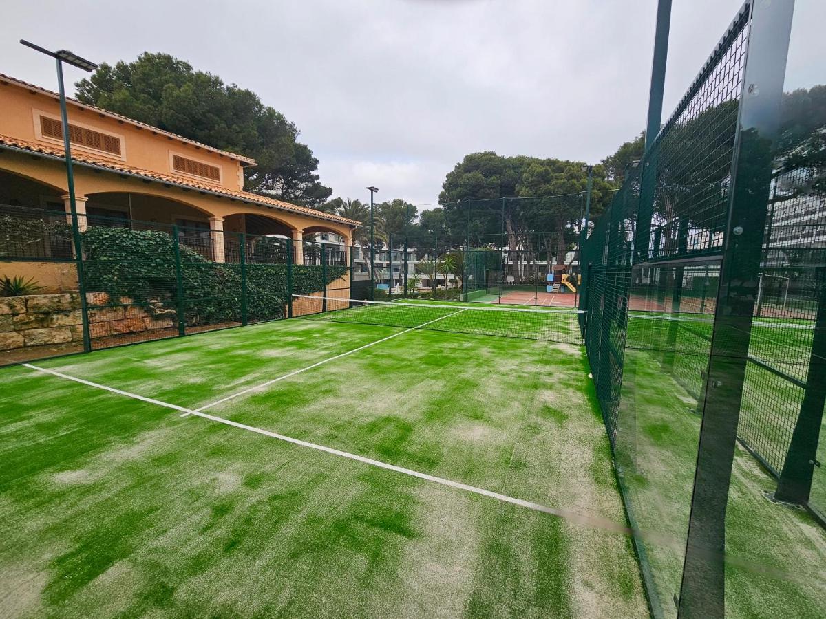 Instalaciones para jugar a tenis o squash en Hotel & Spa S'Entrador Playa o alrededores