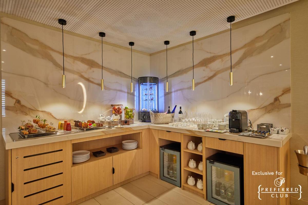 Una cocina o zona de cocina en Secrets Lanzarote Resort & Spa - Adults Only (+18)