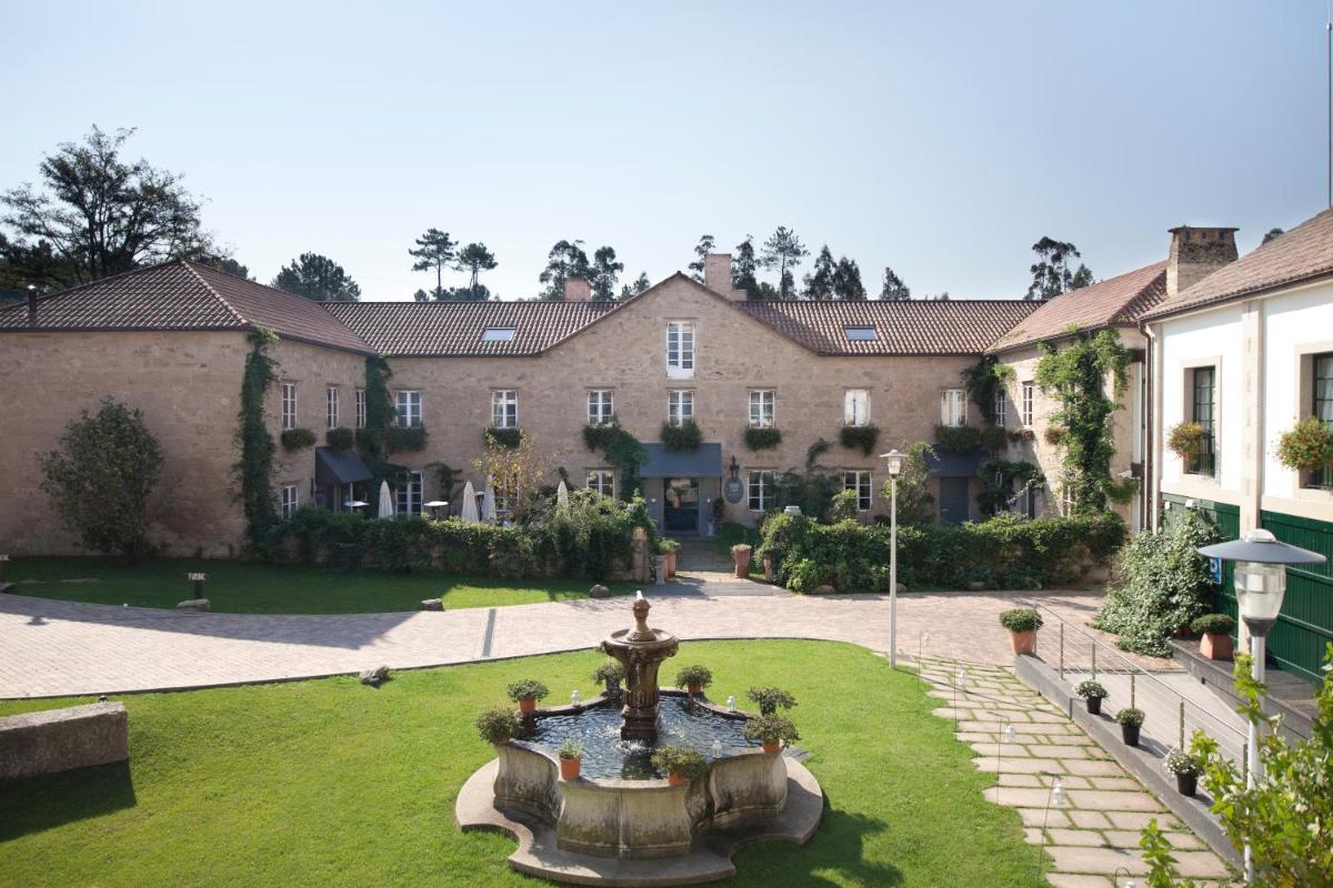 Un patio con una fuente frente a un edificio. en A Quinta Da Auga Hotel Spa Relais & Chateaux, en Santiago de Compostela 94 fotos más