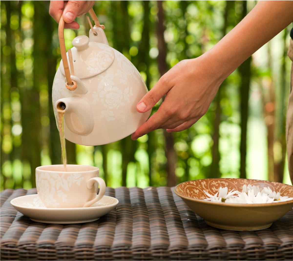 Utensilios para hacer té y café en A Quinta Da Auga Hotel Spa Relais & Chateaux