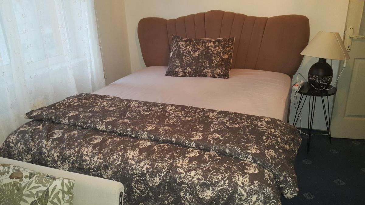 Private Rooms and Flats Apartments - Housity