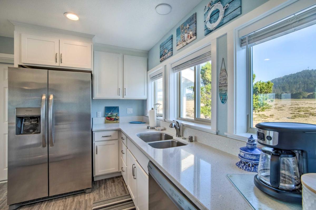 Gold Beach Home with Hot Tub, quarter Mi to Beach! - Housity