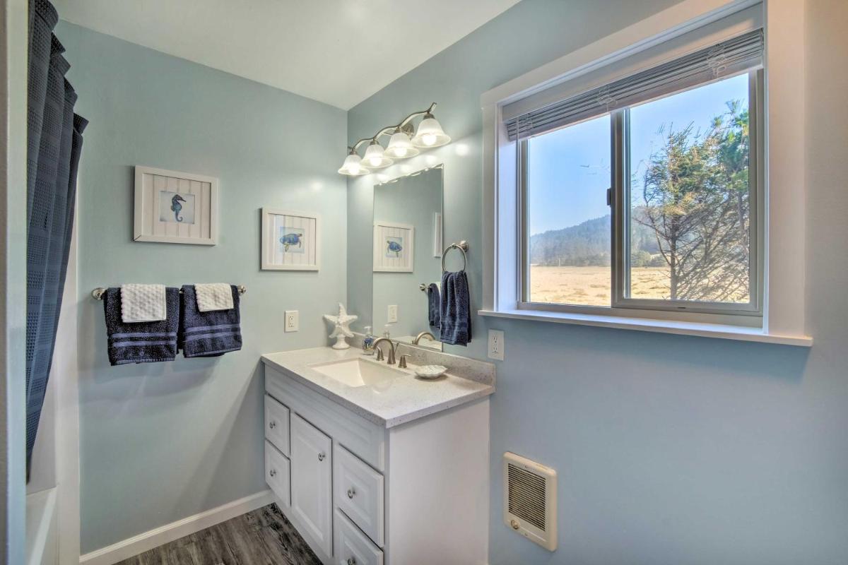 Gold Beach Home with Hot Tub, quarter Mi to Beach! - Housity