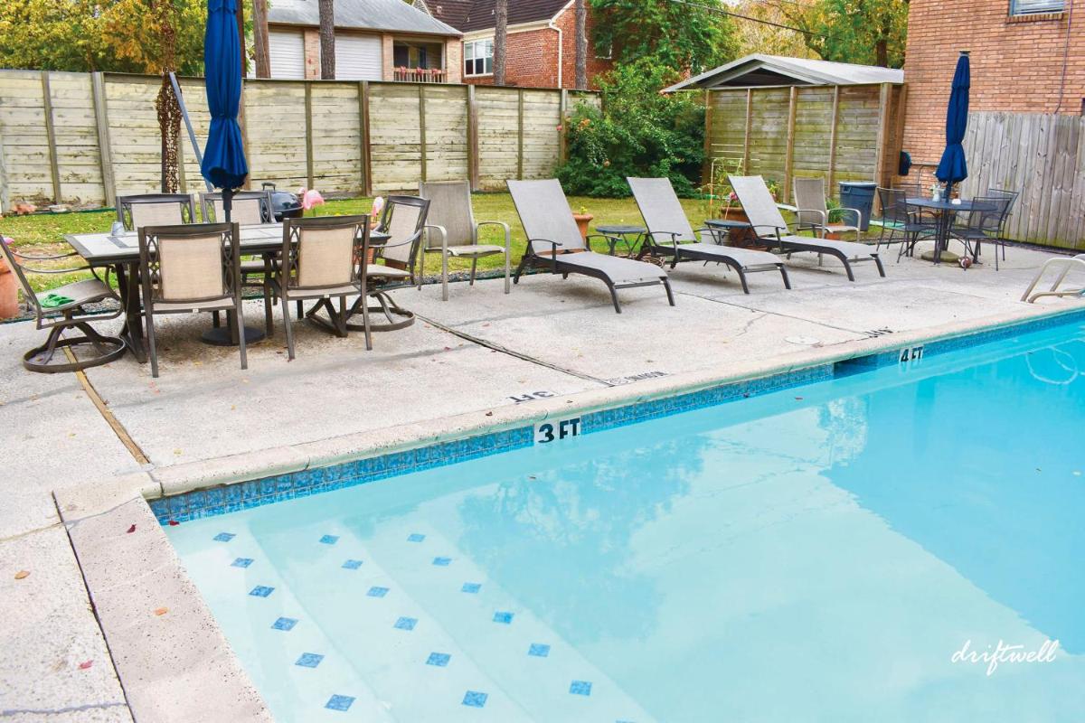 Museum District On Tree-Lined Blvd Communal Pool - Housity