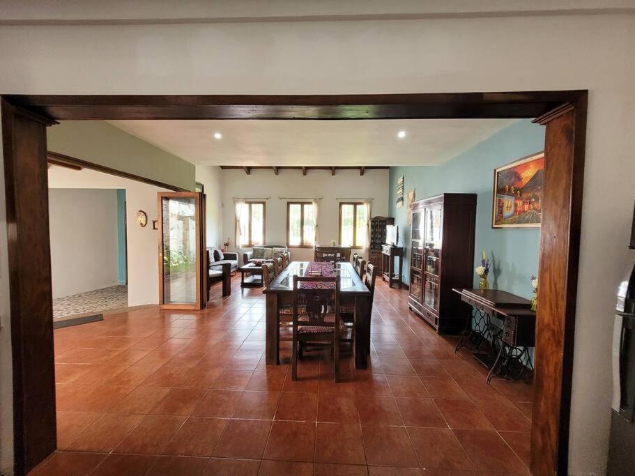 Amplia casa Antigua Guatemala con pérgola y jardín - Housity
