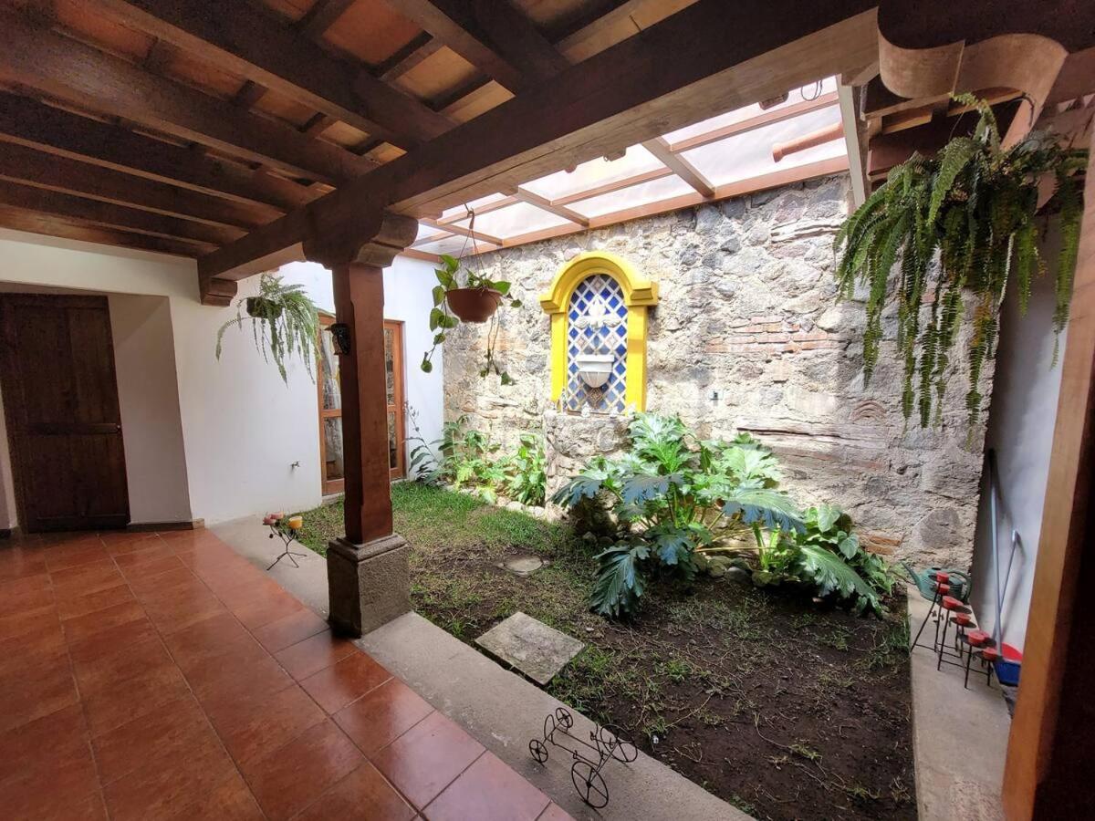 Amplia casa Antigua Guatemala con pérgola y jardín - Housity