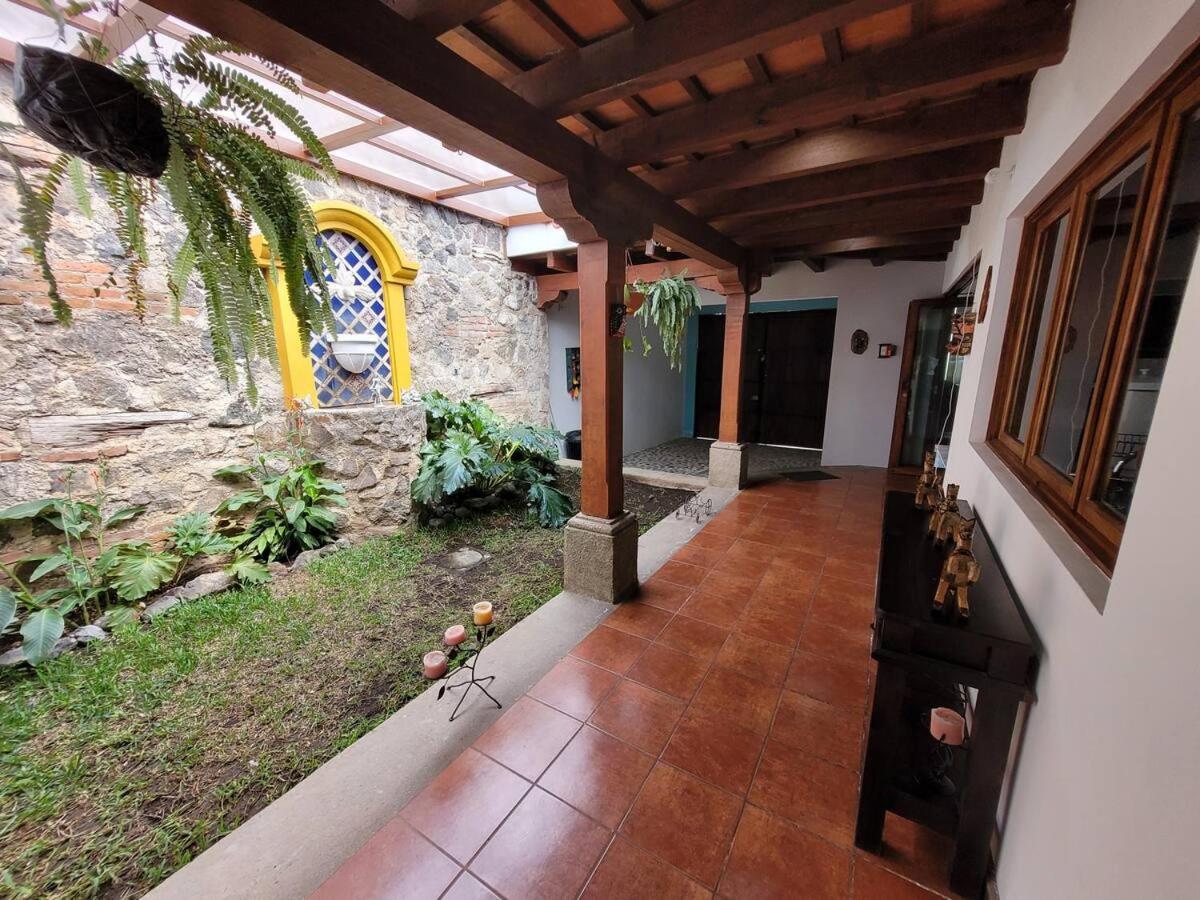 Amplia casa Antigua Guatemala con pérgola y jardín - Housity