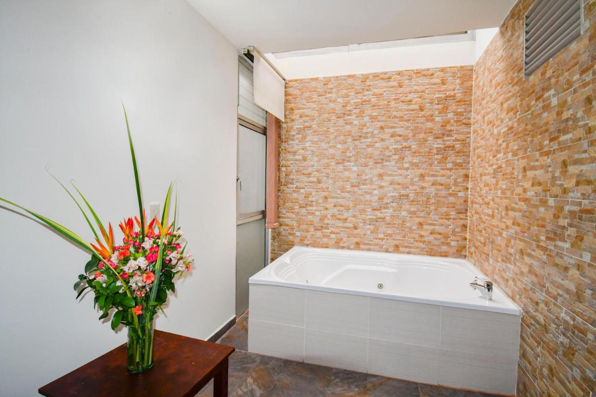 Hotel Monarca Armenia - Housity