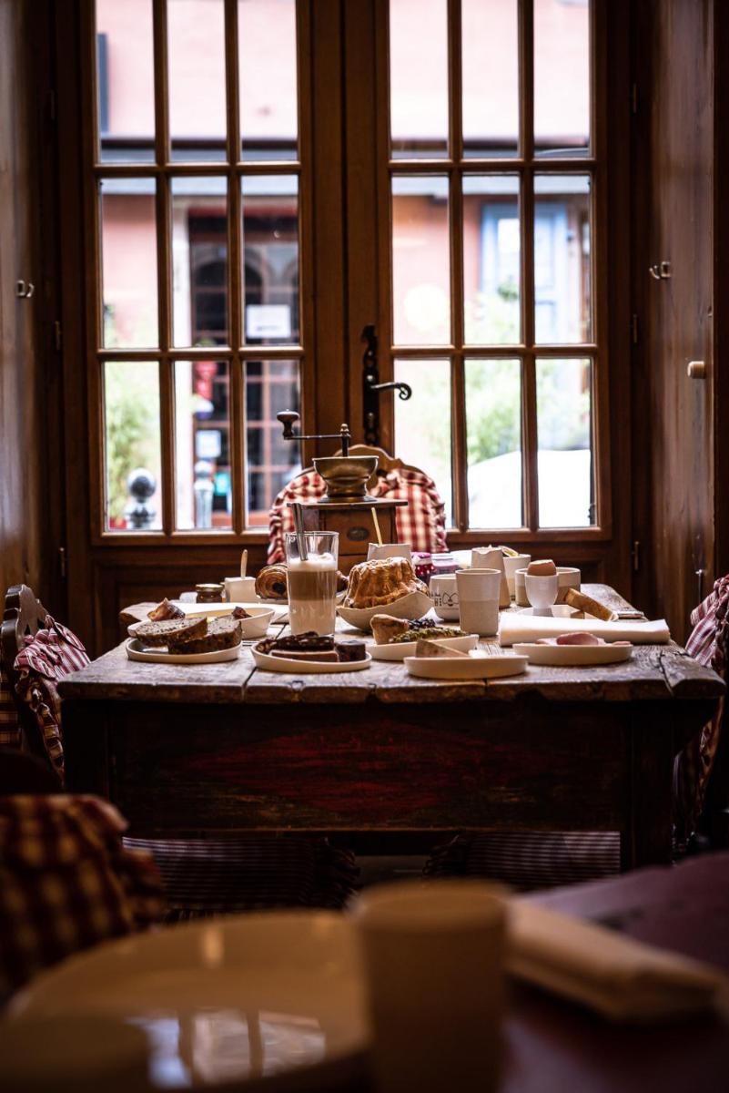 Coin salon dans l'établissement Relais et Châteaux Le Chambard