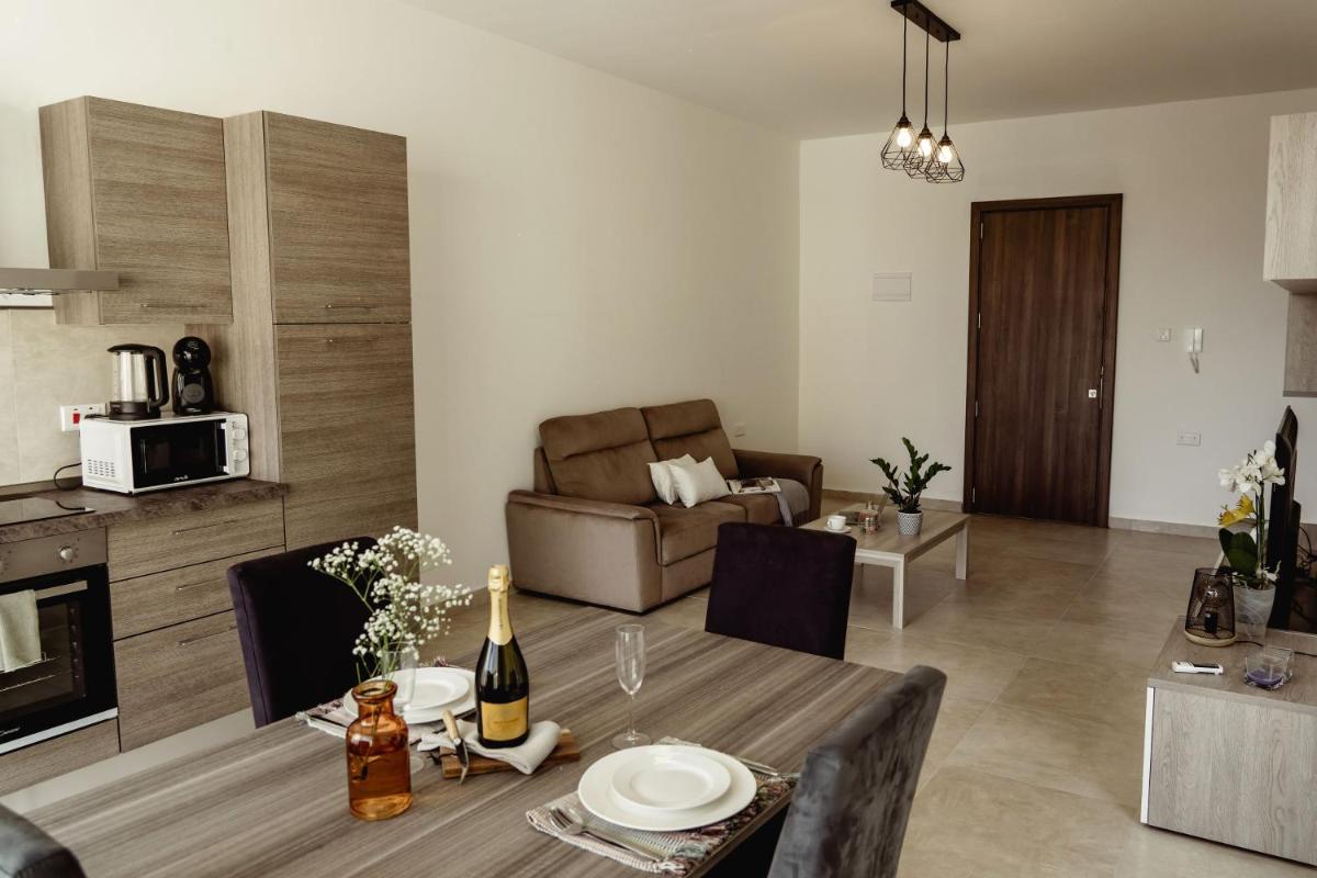 Suitetrails - Designer 2 Beds in Sliema Centre