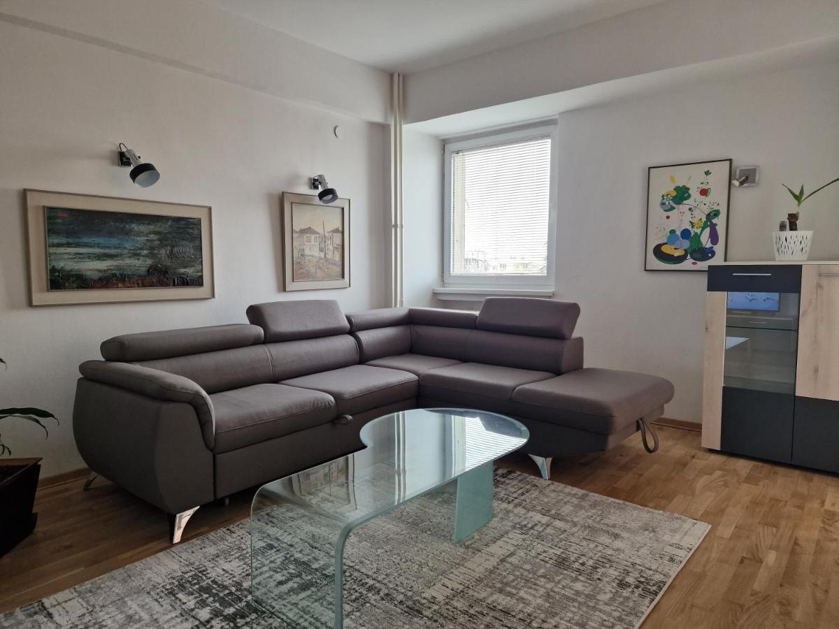 Fabulous family apartment, Beverly Hills Mall area - Housity