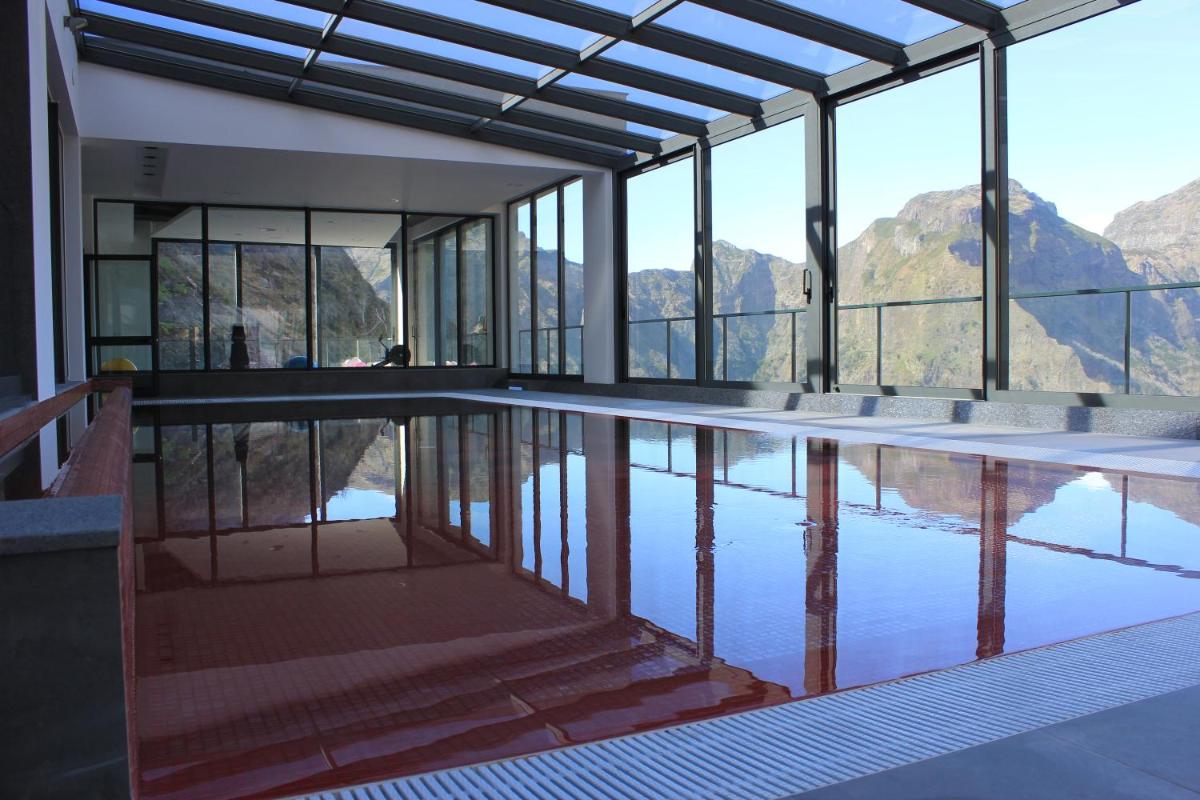Uma vista geral da montanha ou uma vista da montanha a partir do hotel